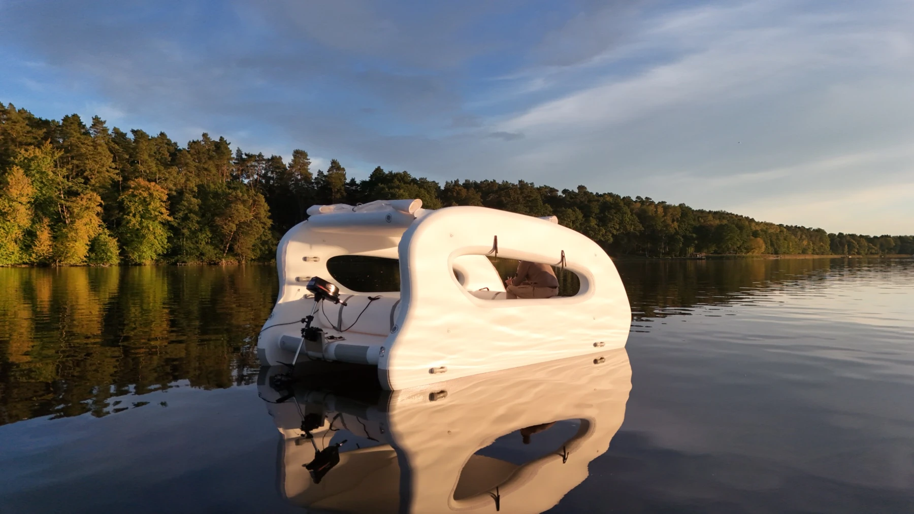 Houseboat 3.14 na jeziorze w ciepłym świetle